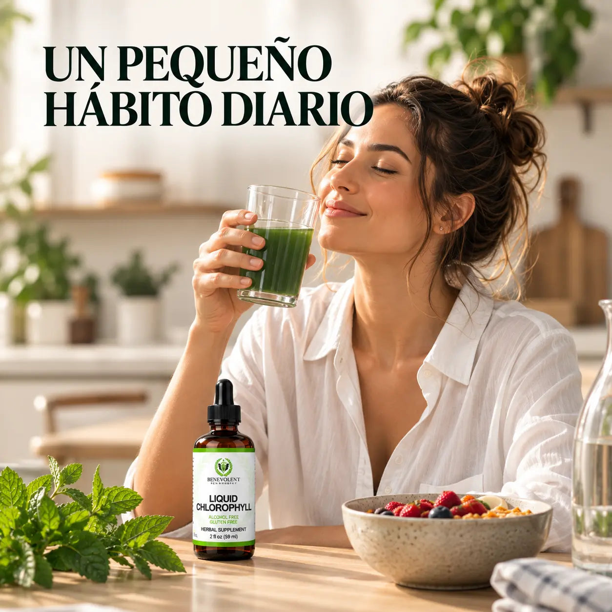 Mujer tomando su vaso verde durante el desayuno