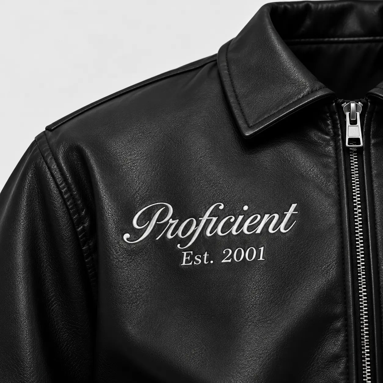 Cuello camisero y bordado Proficient