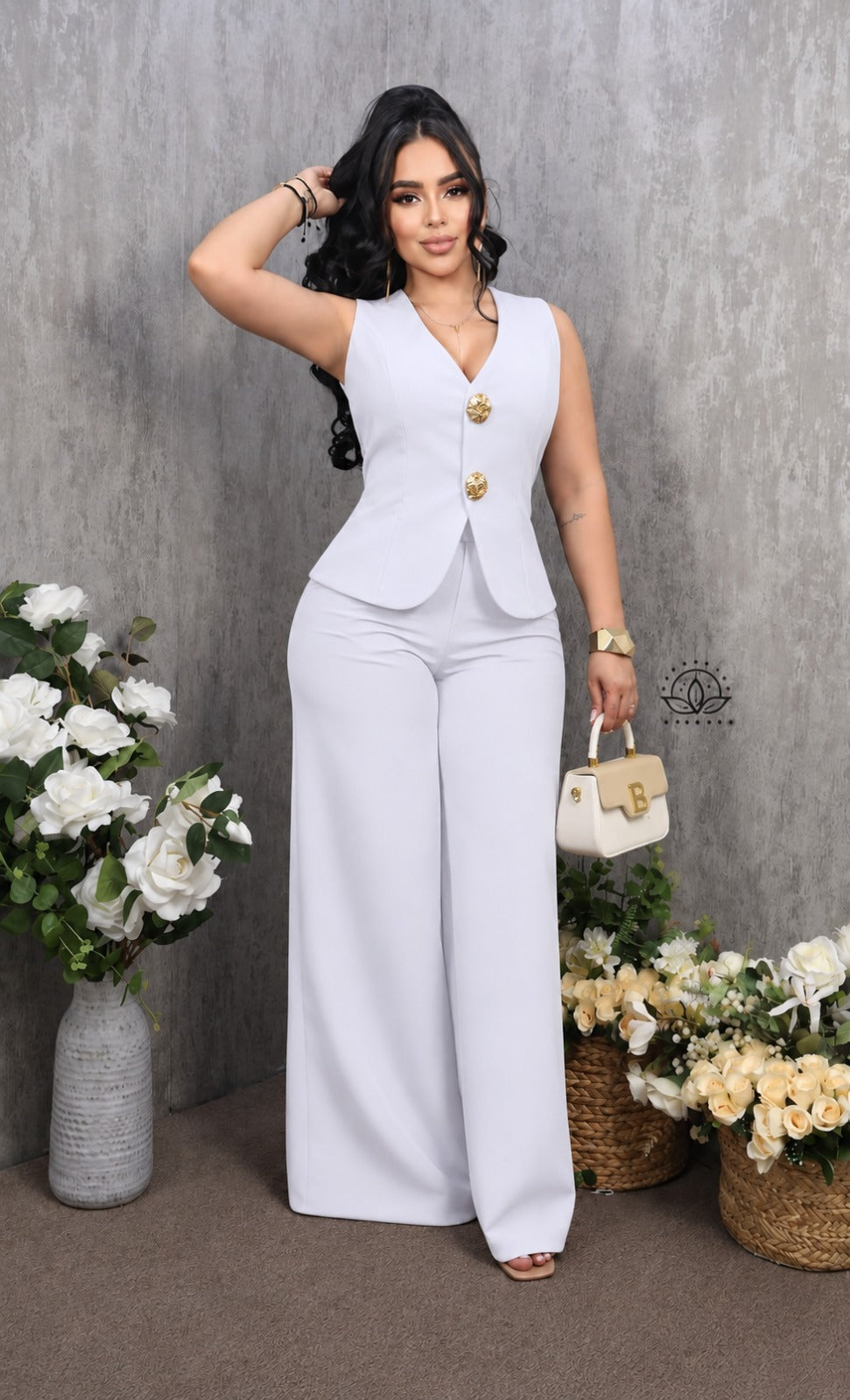 Conjunto Alessia Gold blanco: chaleco con botones dorados y pantalón palazzo (foto del proveedor)