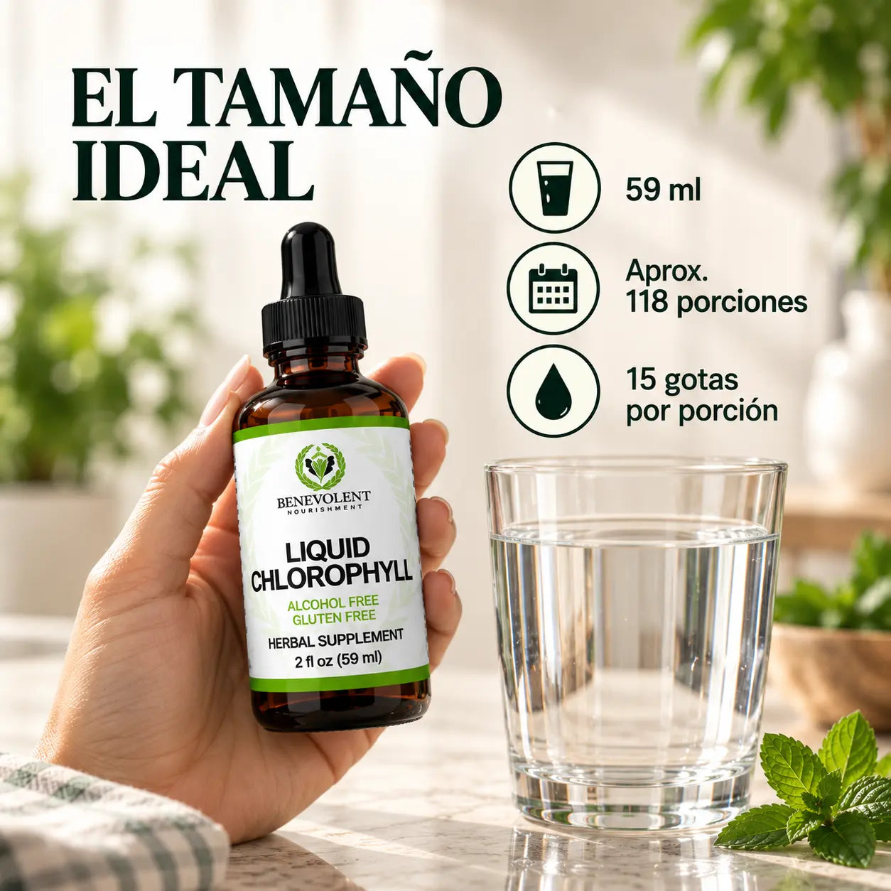 Mano sosteniendo el frasco de 59 mL junto a un vaso de agua