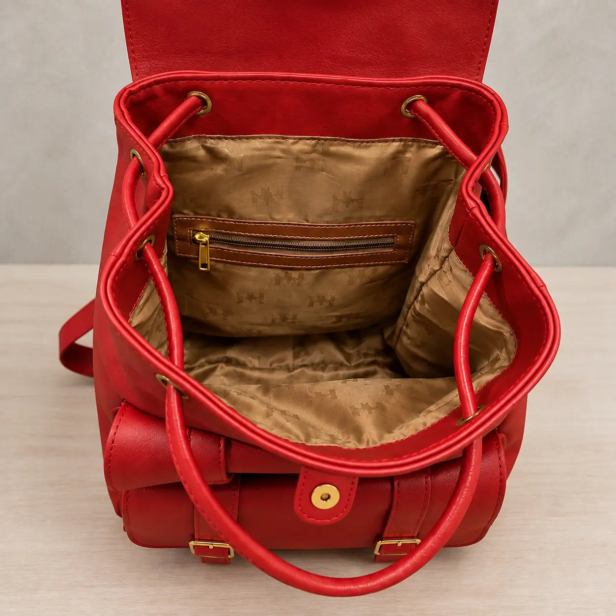 Interior del morral con forro satinado y bolsillo con cierre