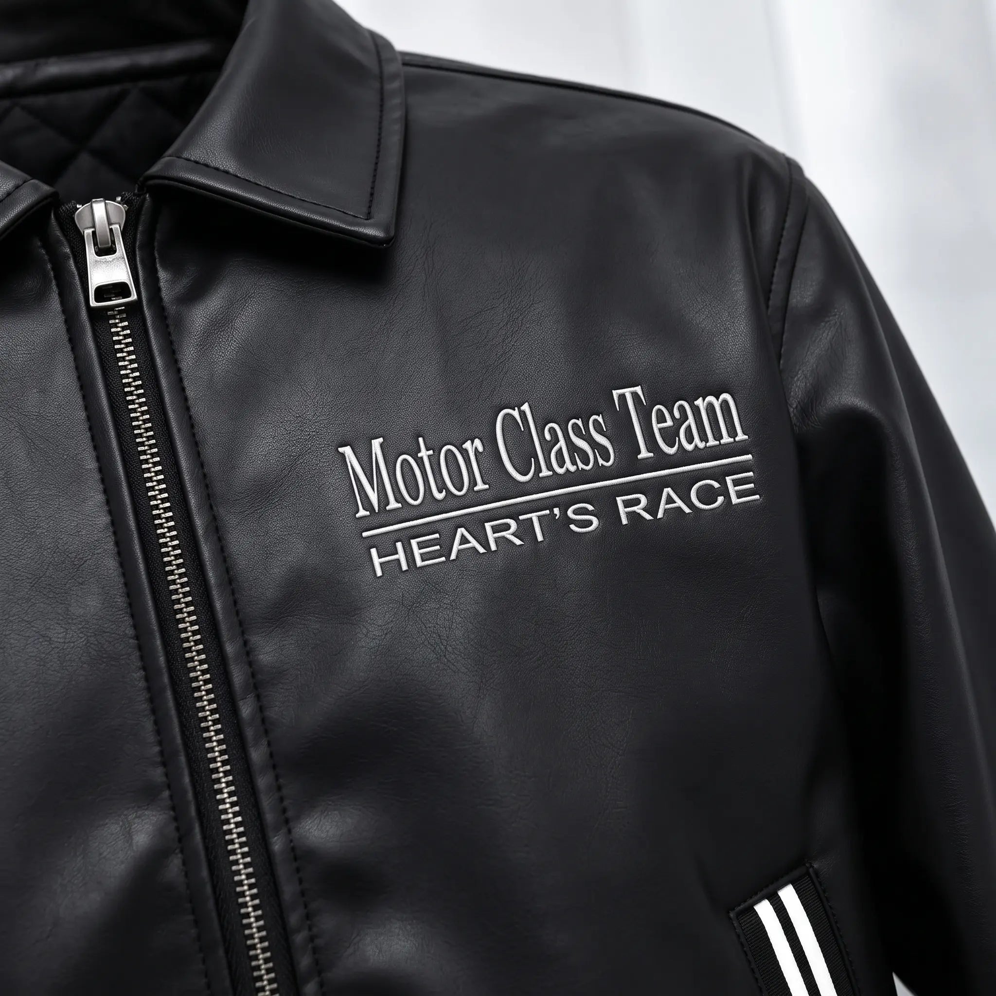 Bordado frontal Motor Class Team y forro acolchado