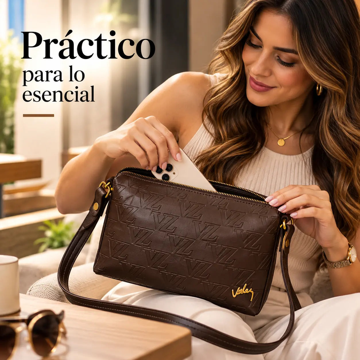 Mujer guardando el celular en el bolso cruzado